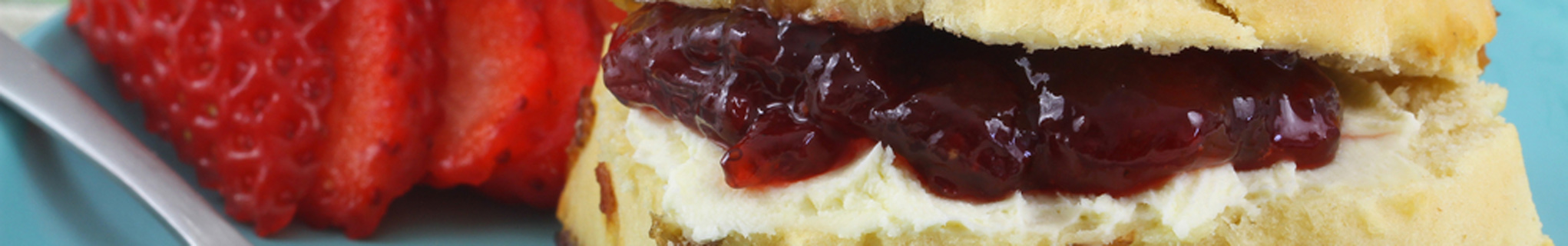 Sultana scones with cream and jam